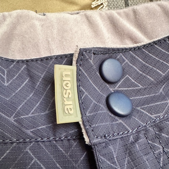 Arson snowboard pants ladies size small.  Navy color with a slight pattern. - Picture 5 of 8